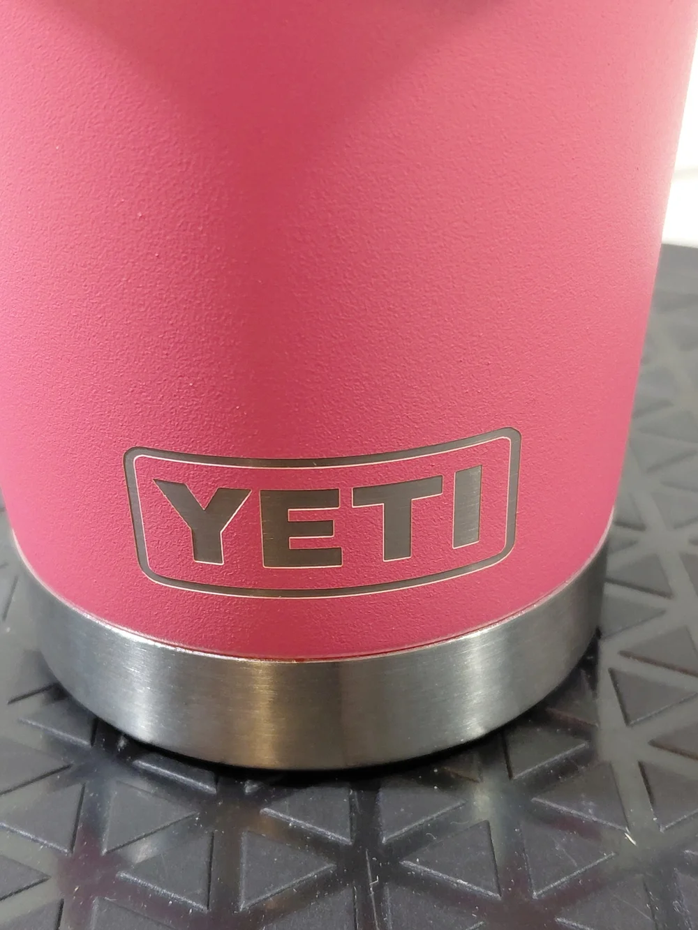 NWT YETI Rambler 35 oz Mug with Straw Lid - Limited Edition Tropical Pink